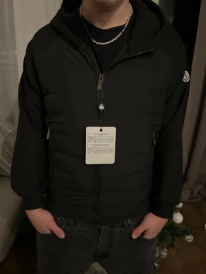Moncler Cardigan - Svart Moncler Cardigan med luva och snyggt Moncler-märke på armen. Jackan har quiltad front, dragkedja och två sidofickor med zip. Perfekt nu inför kyliga dagar och även som Julklapp😉. Såklart äkta! Kvitto Finns! Priset går såklart att diskuteras. M men passar även S. 