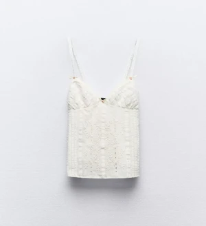 Vit broderad linnetopp från Zara - Säljer denna jätte fina vita toppen med broderi från Zara. Går inte att köpa från Zara längre och passar perfekt till sommaren, semestern eller olika fester💕