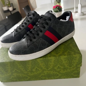 Gucci Ace skor  - Svarta Gucci ace skor i storlek 43 passar 42. Riktigt bra skick. Box osv medföljs!