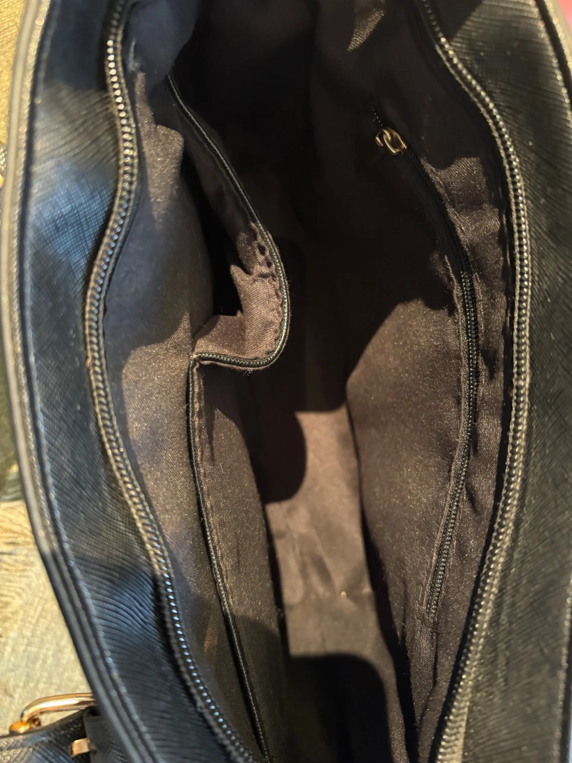 Svart handväska med hjärtdetalj från Monki NY med lapp - 6