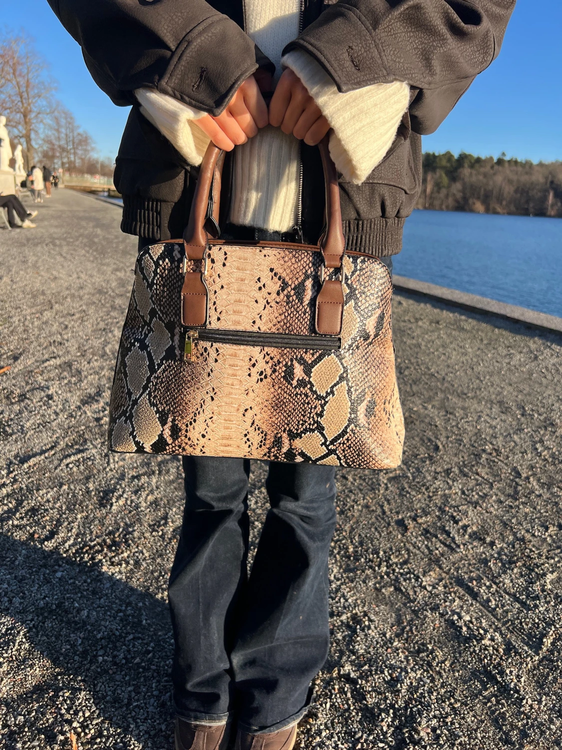 Handväska med ormmönster och bruna detaljer - 2