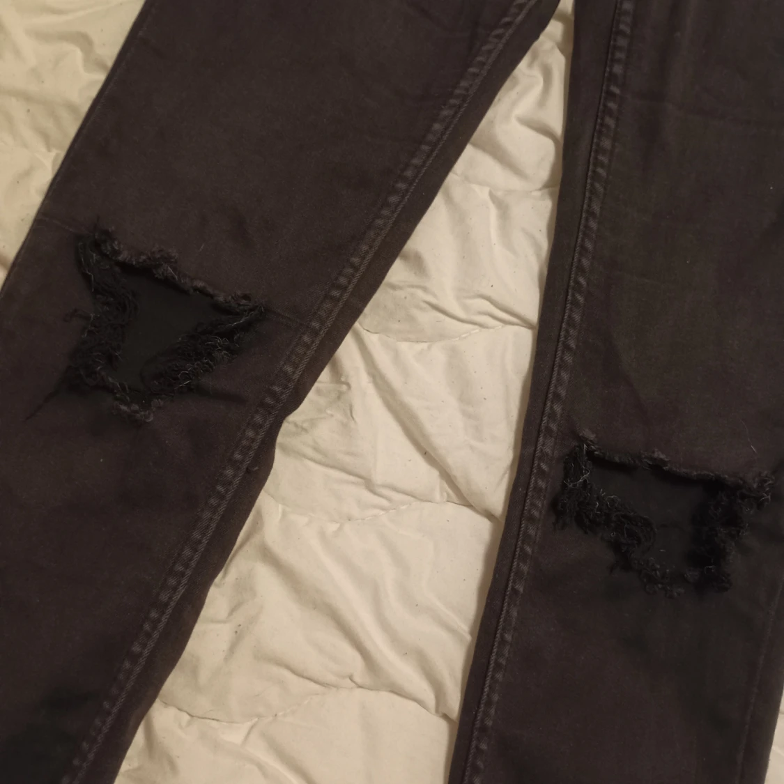 Svarta jeans med slitna knän från 157 - 1