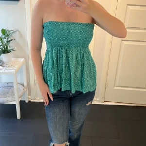 Grön mönstrad bandeau tubtopp - Säljer en grön bandeau tubtopp i storlek S💗