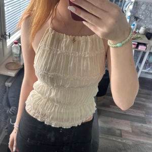 Topp - Vit/beige topp med öppen rygg! As söt och passar till det mesta😇 Storlek S 