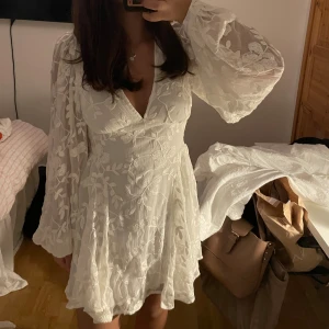 Studentklänning - Aldrig använd med lappen kvar. Super fin studentklänning! 