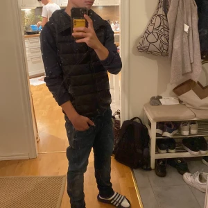 Fet väst från ZARA - Säljer en svart dunväst med quiltad design och hög krage. Västen är använd några gånger men är i mycket bra skick. Modellen är 170 men den passar 163-170