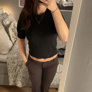 Stickad tshirt  - Säljer en svart stickad t-shirt från JDY!💕