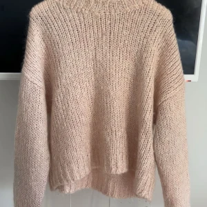 Ljusrosa stickad mohairtröja H&M - Supermysig ljusrosa stickad tröja från H&M i mohairblandning. Tröjan har en loose fit, ribbad halsringning och långa ärmar. Nypris 1000kr