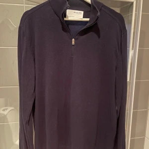 Mörkblå halfzip Selected Homme - Mörkblå halfzip från Selected Homme. En stilren och superskön tröja säljes i grymt skick. Tröjan är i storlek Large. Kan gå ner i pris vid snabb och smidig affär. Hör av er om ni undrar något!