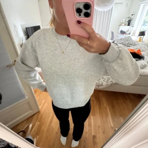 Grå basic sweatshirt i bomull - Enkel och stilren grå sweatshirt med rund hals och ribbade muddar. Tröjan har en normal passform och är tillverkad i mjuk bomull.