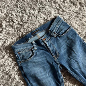 Nudie Tight Terry Slim Fit Jeans - Säljer dessa riktigt snygga Nudie jeansen i modellen Tight Terry som har en slim passform. De är i bra skick utan defekter och är i storlek 29/32. Bara att skriva över frågor och funderingar.