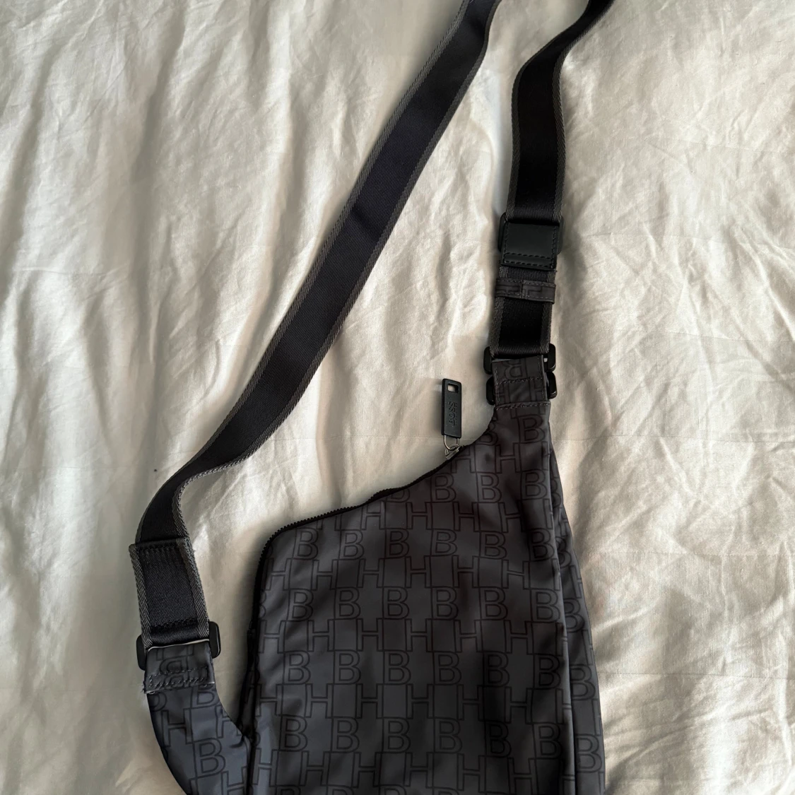 Svart axelväska från Hugo Boss - 2