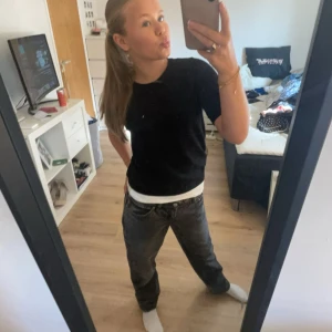 Low waist straight jeans - Säljer ett par svarta/gråa low waist jeans i passform straight. Passar dess värre inte på mig längre och får därför skickade vidare de. Köptes på Monki org pris 400. Skitsygga till höstmodet!🍂