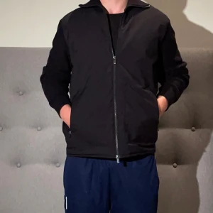 Mörkblå Jacka från Massimo Dutti - Mörkblå från Massimo Dutti med ribbade ärmar och krage. Jackan har dragkedja framtill och två fickor med dragkedja. Materialmix med stickade detaljer och slät framsida ger en clean och modern look. Jackan är i mycket bra skick! Modell: 180 cm, 72kkg. Kontakta gärna vid fler frågor! Jackan passar M!