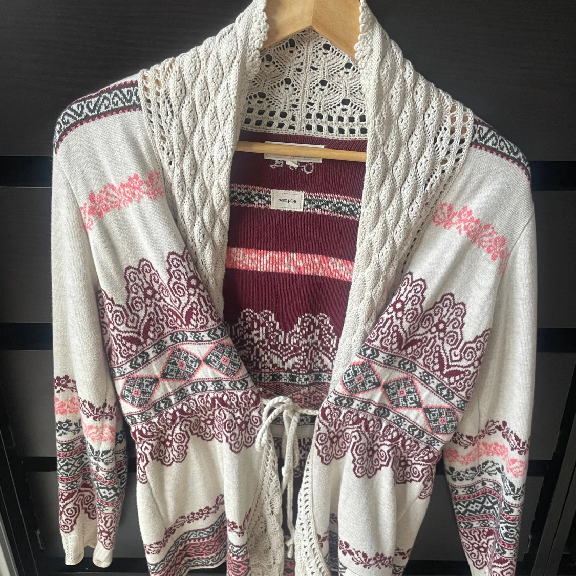 Mönstrad odd molly kofta med knyt 