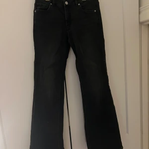 Svarta low waist bootcut jeans från Kappahl - Perfekta jeans med snygga fickor!!💓 HELT oanvända!