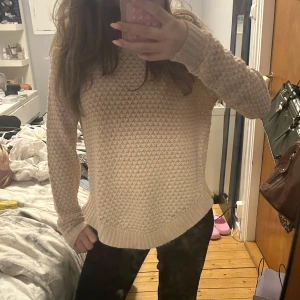 Rosa stickad tröja  - Supermysig rosa stickad tröja med lång ärm och snyggt strukturmönster. Jätteskön och luftig, perfekt till hösten💕 den är mer rosa än det ser ut på bilden