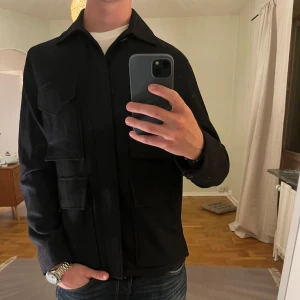 Peak Performance overshirt svart  - Säljer denna sjukt snygga Overshirten från Peak Performance⭐️ Färgen är svart och storleken är M✅ Den har inga defekter och skicket är utomordentligt🙌🤝 Sjukt najs passform och passar perfekt till hösten🍁🙌 Tveka inte på att höra av er dig vid minsta fråga eller fundering😊