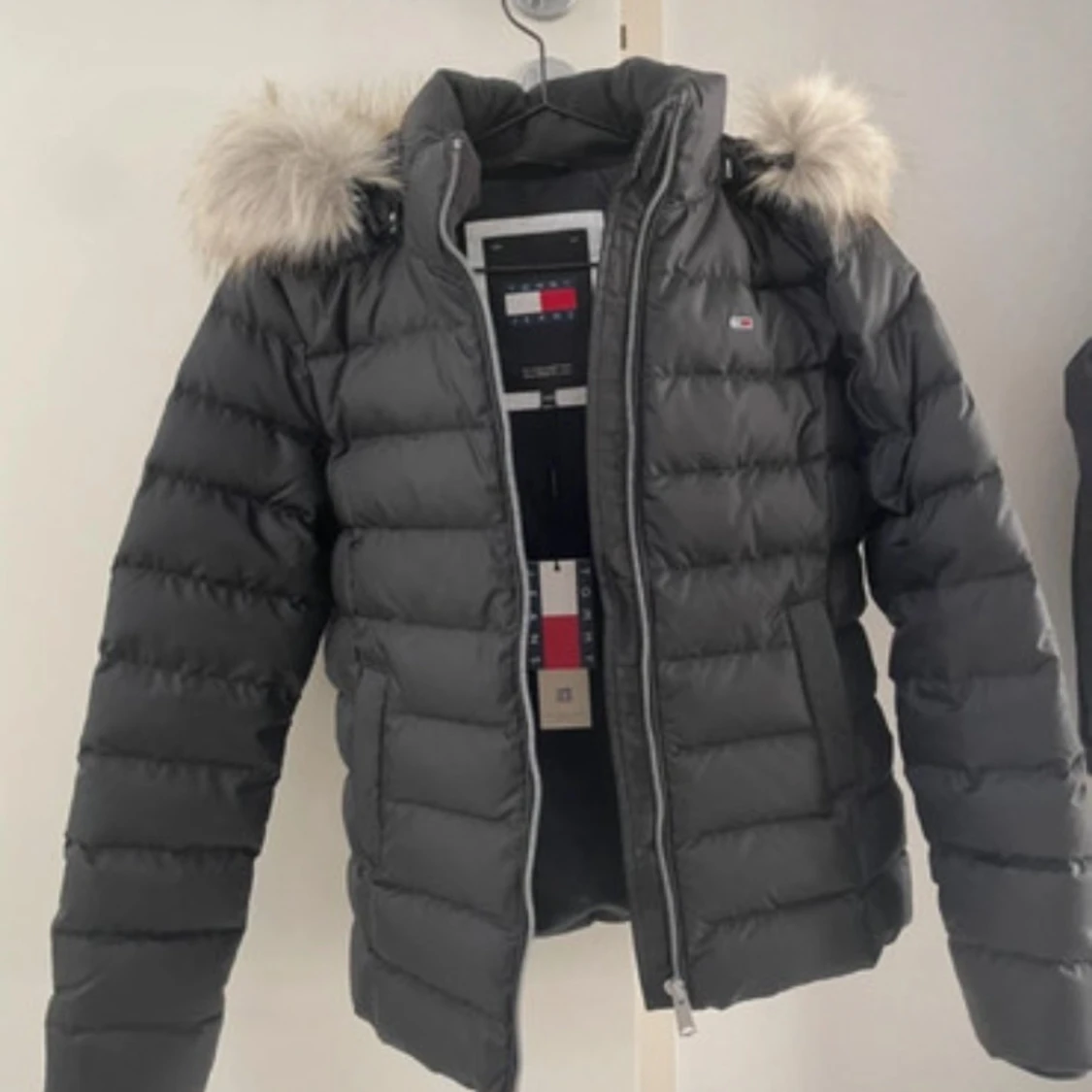 Svart dunjacka Tommy Hilfiger pälsluva - 1