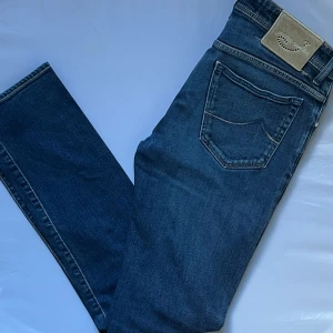 Jacob Cohen jeans - Säljer ett par feta Jacob Cohen jeans. Inga defekter överhuvudtaget, men med små tecken på användning. W33 men sitter mer som en W32. Längd 105cm. Har du några frågor eller funderingar skriv gärna😁