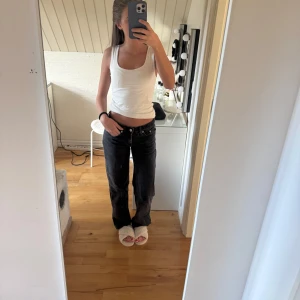 Svarta raka jeans XXS - Snygga svarta jeans från lager 157 i storlek xxs. Modellen low rider. Jeansen har klassisk femficksdesign, låg midja och raka ben. 