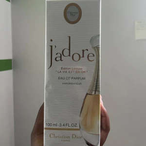 J'adore Limited Edition Parfym 100ml - J'adore Édition Limitée 'La Vie Est En Or' från Dior. Eau de Parfum, 100 ml. Ingredienser: alkohol, aqua, parfum, butylphenyl methylpropional, benzyl salicylate, hexyl cinnamal, citronellol, linalool, geraniol m.fl. Snygg och exklusiv doft för dig som vill sticka ut.