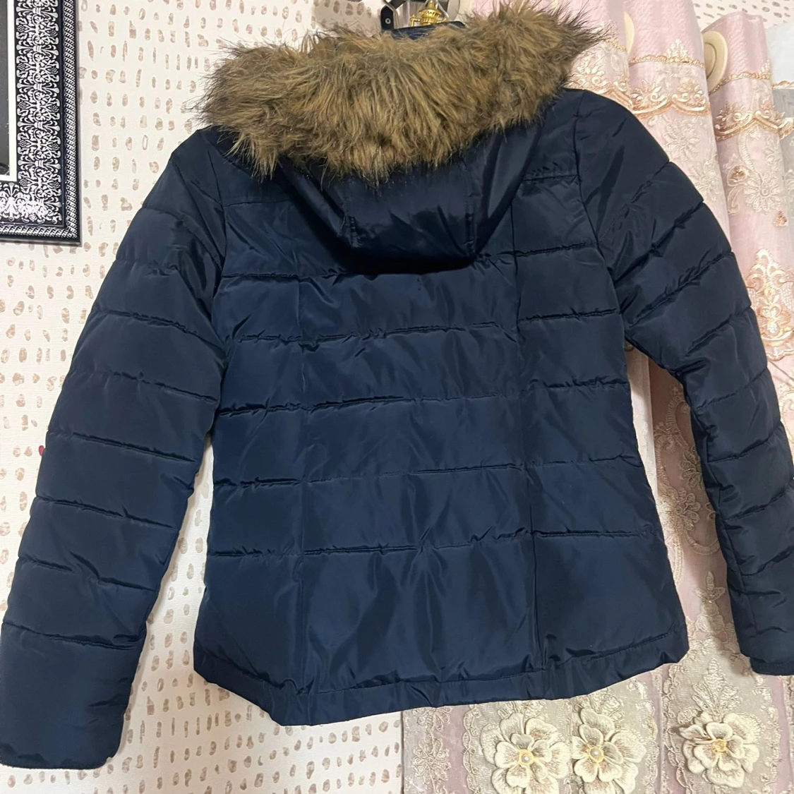 Mörkblå pufferjacka med fuskpäls - 1