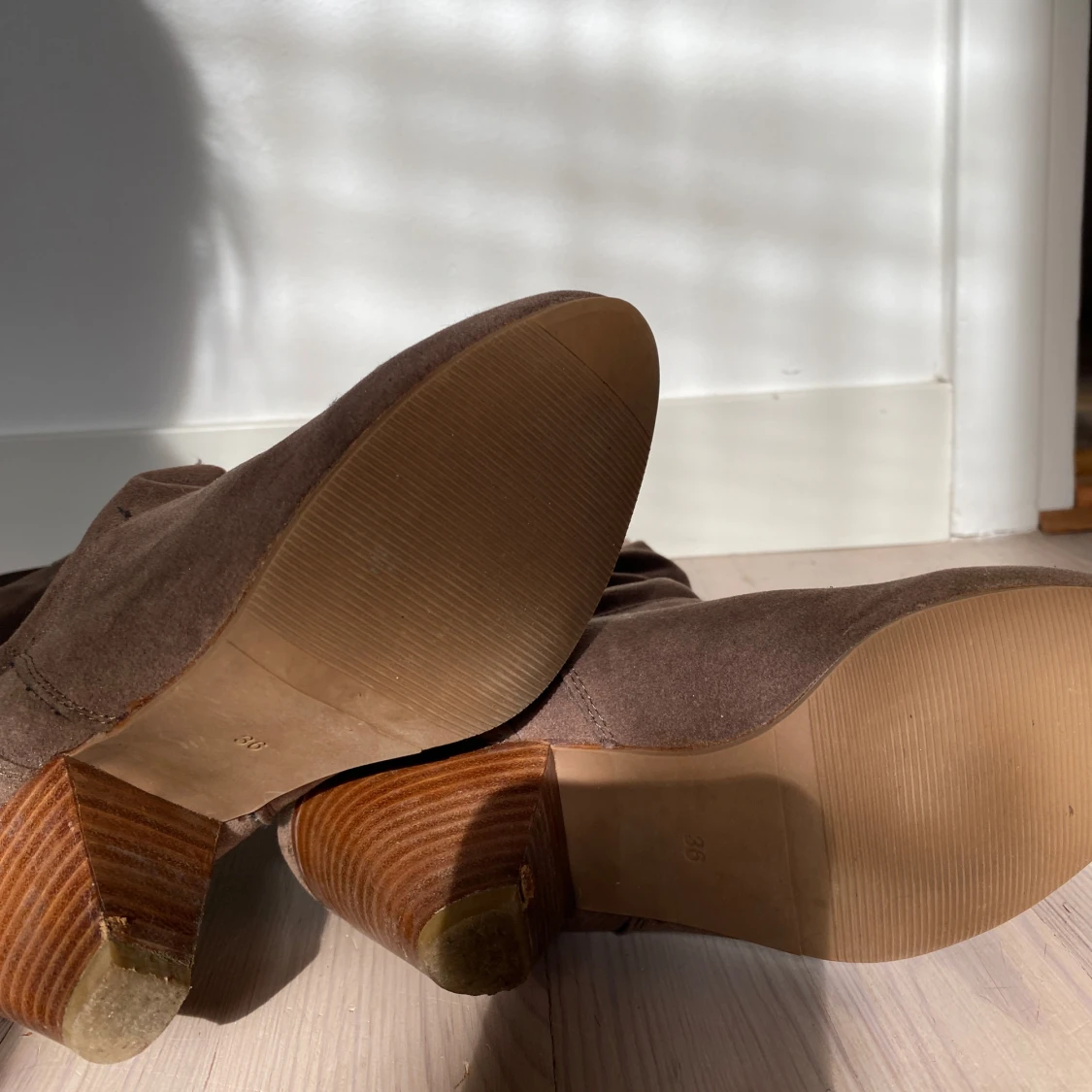 Bruna mockastövlar med klack - 2