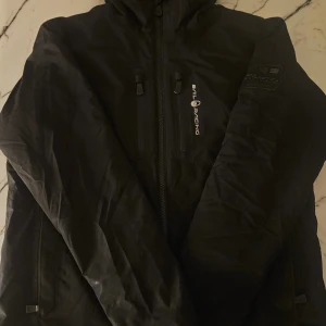 Sail racing jacka - Säljer en stilren sailracing DEN PERFEKTA jackan för vintern för liten för mig nu skulle älskat att ha kvar den rekomenderar starkt den är både varm och vatten repelent man blir inte blöt och du är extremt varm i den köpt för 2800 äkta kvitto finns