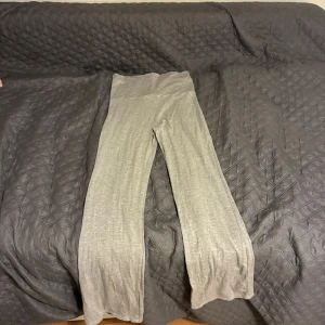 Grå mjukisbyxor med hög midja - Superbekväma mjukisbyxor från Gina.(pris kan diskuteras)🩷