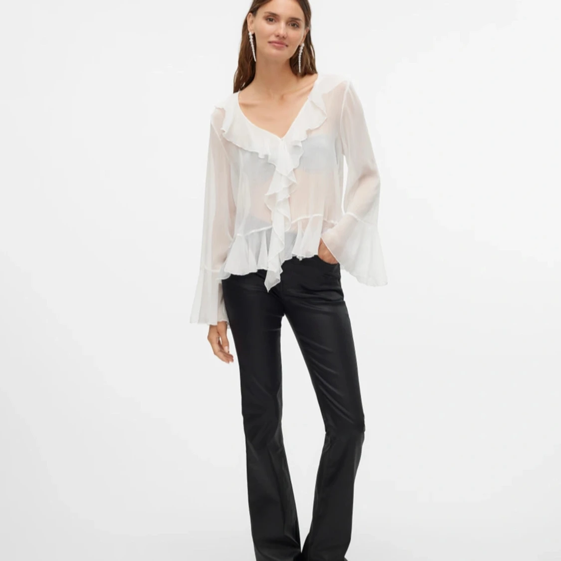 Svarta bootcut byxor i skinnimitation