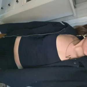 Mörkblå overshirt från Zink - Snygg mörkblå overshirt från Zink med klassisk krage, bröstficka och dragkedja framtill. Enkel och stilren design med normal passform och lång ärm. Lite nopprig men ska försöka få bort så mycke som går, pris går att diskuteras💕