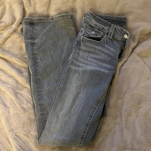 Grå jeans från Gina Tricot, storlek 164 - Snygga grå jeans från Gina Tricot i storlek 164