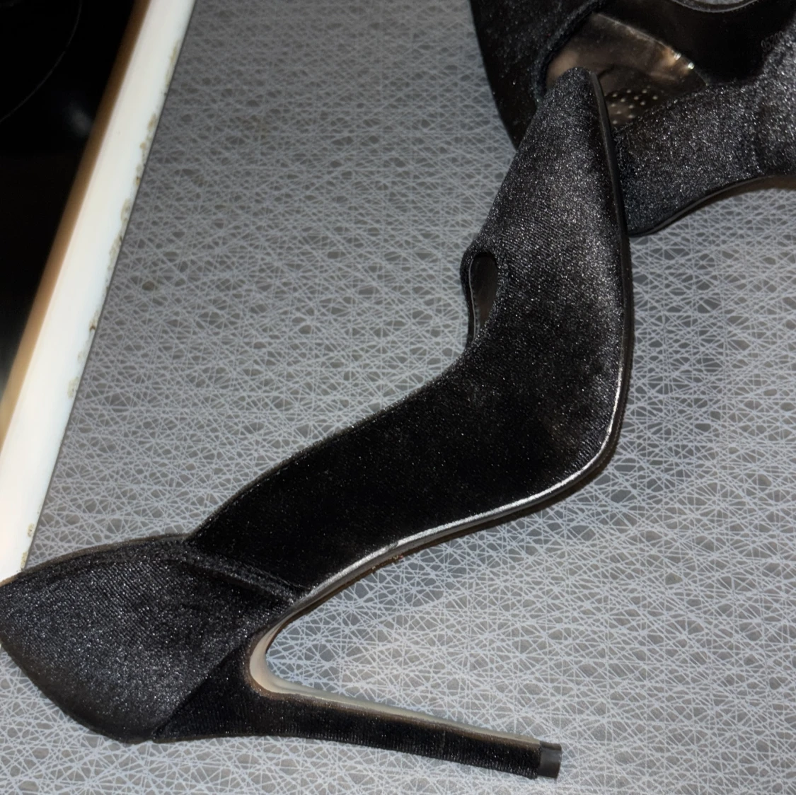 Svarta pumps i sammet med spetsig tå - 2