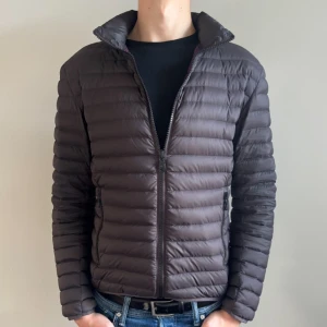 Colmar Jacka - Hej säljer nu min fina Colmar jacka i stolek 50 (M). Den är i nyskick och kommer vara super snygg inför hösten. Nypris +- 4000kr! Glöm inte följa🌊🍾