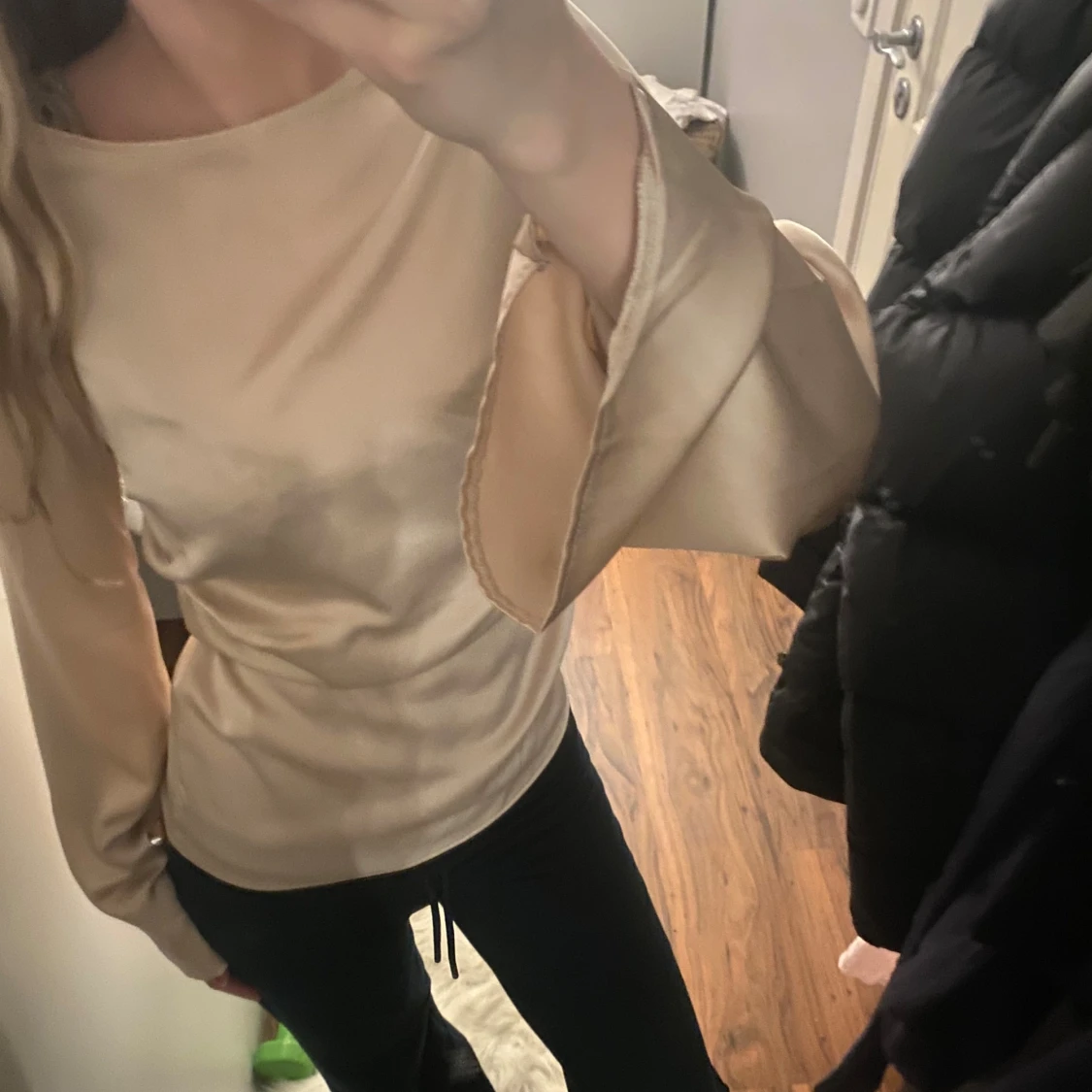 Champagnefärgad satintopp med vida ärmar - 3