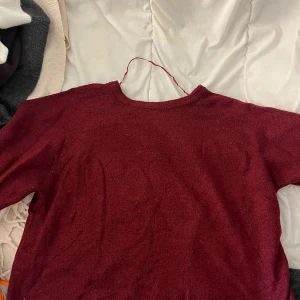Vinröd stickad tröja från 157 - Mysig vinröd stickad tröja med rund halsringning och kort ärmar, super skön på💞