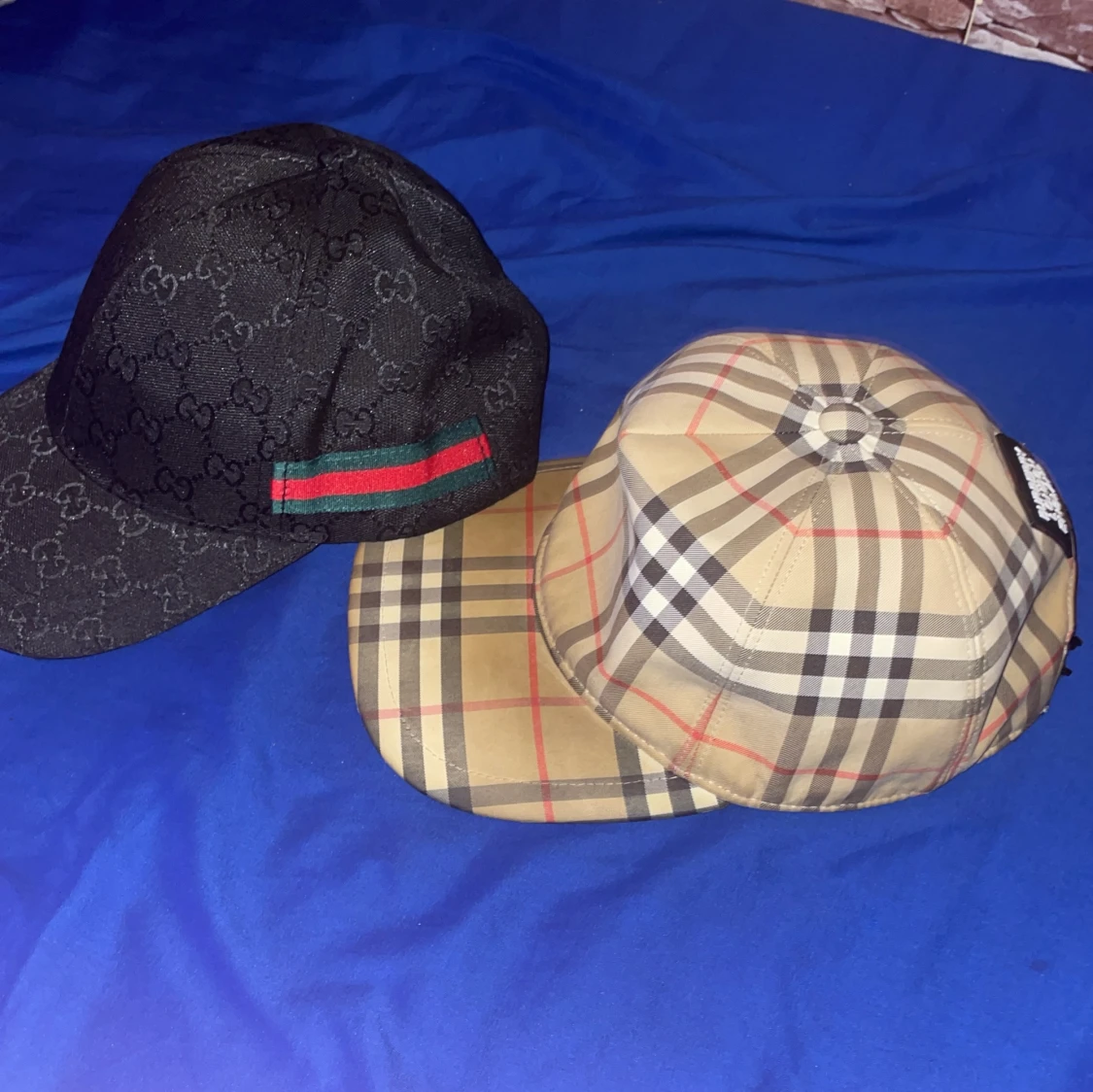 Gucci och Burberry kepsar