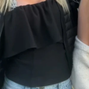 Svart topp - Säljer en svart festtopp från Zara som är väldigt efterfrågad! Den är ju jätte fint skick inga defekter💓💓