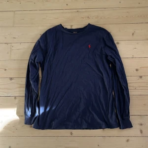 Mörkblå långärmad tröja Polo Ralph Lauren - Mörkblå långärmad tröja från Polo Ralph Lauren. Den är storlek XL barn men passar S vuxen.