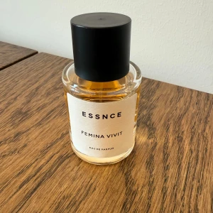 Essnce Femina Vivit EdP 50ml - Parfym från ESSNCE, Femina Vivit. Se bilder för exakt mängd. Perfekt för dig som vill sticka ut med en stilren och trendig doft.