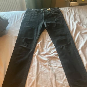 Jack and Jones jeans svarta  - Väldigt fräscha köpte dom nya. Pris kan diskuteras vid snabb affär och inte ställer så många frågor.