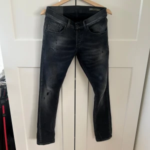 Dondup jeans  - Dondup jeans i storlek 29. Jeansen är i mycket bra skick då de bara använts ett fåtal gånger. Lite gula vid 29-trycket där bak, går säkert att få bort. Jeansen är i modellen Ritchie men sitter exakt som George. De sitter allstå snyggt slim. Hör av er vid fler frågor! 