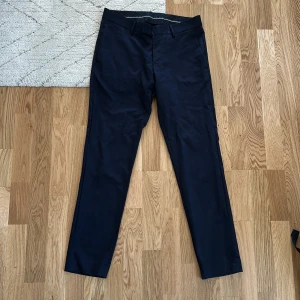 Tiger of Sweden kostymbyxor - Sparsamt använda kostymbyxor i märkblå färg från Tiger!