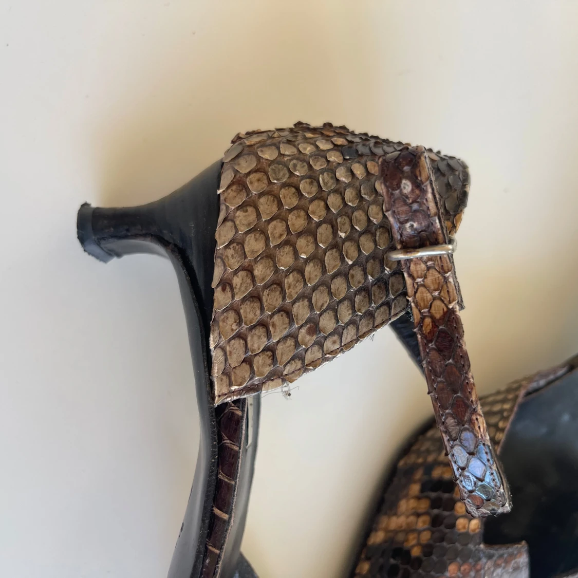 Bruna pumps i ormskinn från Footlight - 1