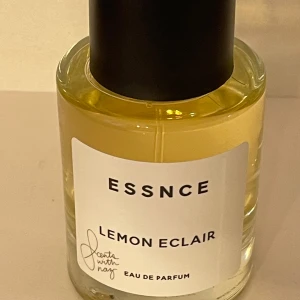  Lemon Eclair  - Lemon Eclair från essnce släpp 2025.  Topnot Lemon curd, Vaniljfluff, Persikokräm. Hjärtnot Marshmallow,Maräng,Fresia, Gardenia Basnot Bourbon vanilj, Madagaskar vanilj, Cederträ 50 ml minns inte om den är test sprayad eller inte. Men mängden kvar är full. Den har förvarats svalt och kallt i en garderob.  Den är slutsåld och var limiterad. 