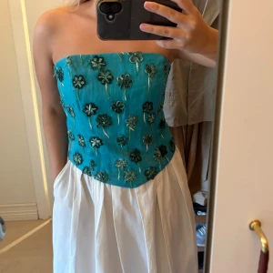 Blommig broderad korsett - Unik korsett med blommor. Passar perfekt att stylea till en vit kjol eller jeans. Uppskattad storlek s-m💕