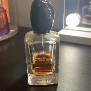 Giorgio Armani Sì parfymflaska - Stilren parfym från Giorgio Armani med elegant design. Perfekt för dig som vill ha en ikonisk doft på hyllan. Flaskan är delvis använd och passar dig som gillar exklusiva märken. Ca 20 ml kvar av 50 ml.