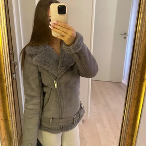 Grå teddyjacka från Abercrombie & Fitch - Säljer en grå teddyjacka från Abercrombie & Fitch i storlek XS. Jackan är väldigt varm då hela insidan är fluffig🩷