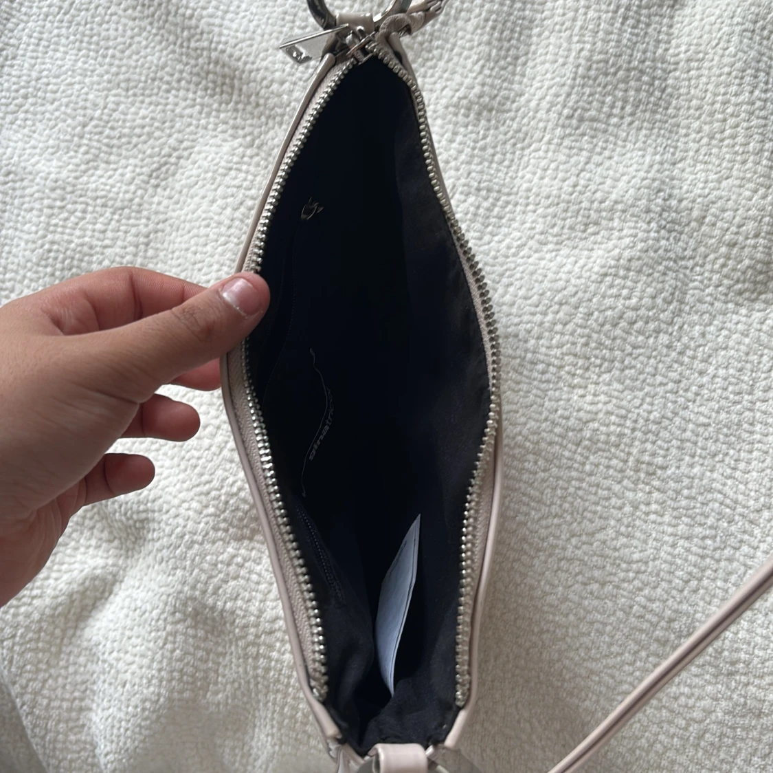 Beige axelväska i glansigt material - 2